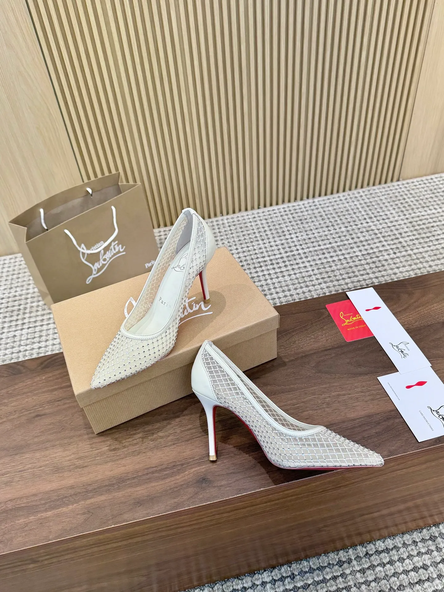 👟👟Ex-factory price 440👟👟 Genuine leather sole +40 Year-round shipment💝Christian Louboutin CL👠 Classic "💎Cow Patent Leather💎Series" noble and luxurious, real blingbling✨ Real materials, all customized by the pattern maker, and the materials are made of original customized materials, achieving the taste of the original 6 color options💍 Upper: imported 👉cow patent leather💪 lining: sheepskin foot pad/lining code number: 34-40.41.42 heel height: two options: 10.5cm and 8.5cm